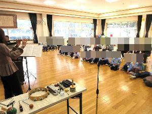 音楽を聞くこどもたち