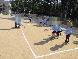 転がしドッジをするこども
