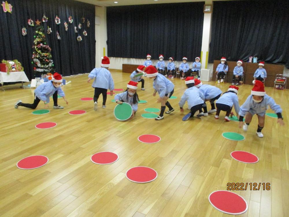 クリスマスオセロを楽しむ幼児