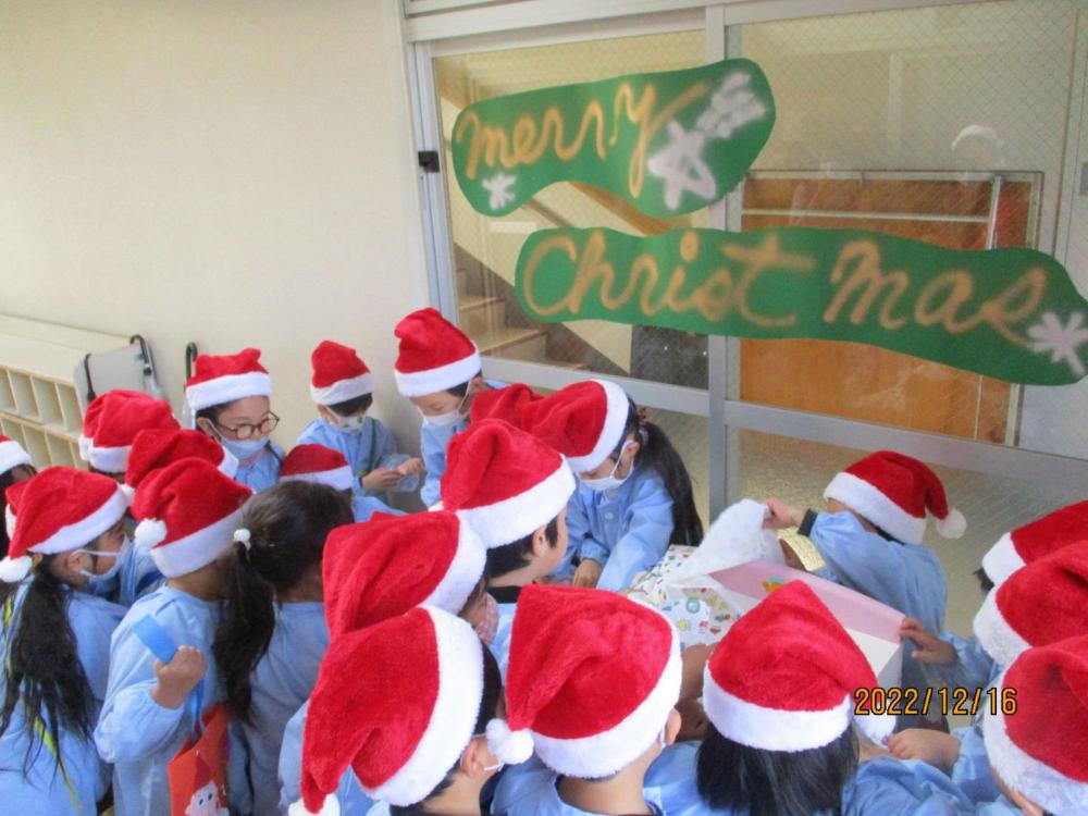 大きなプレゼントが届いて喜ぶ幼児
