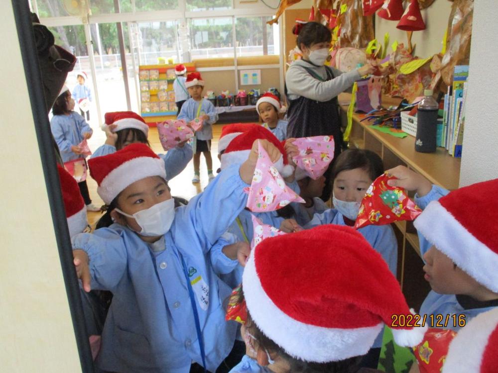 保育室にもプレゼントがあって喜ぶ幼児