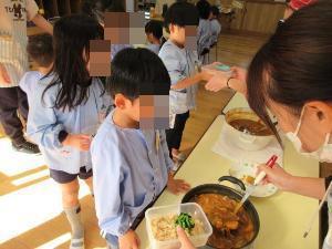 カレーをよそってもらっているところ