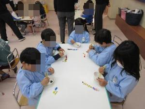 豆運びをしているところ