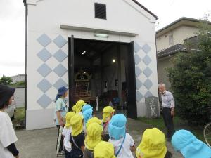 屋台蔵の案内をしていただいているところ