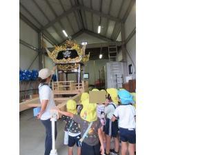 神輿を見上げているところ