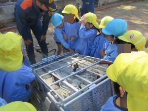 消防士さんの話を聞いている姿