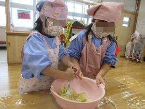 マッシャーを使いさつまいもを潰しているところ