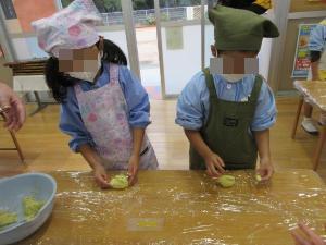 潰したさつまいもを手で形を作っているところ