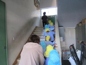 小学校の階段を上り、避難訓練をしているところ