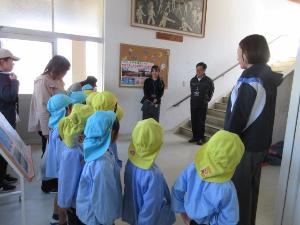 校長先生の話を聞いている姿