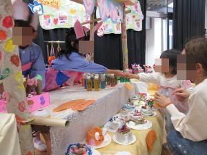 ふれあいの友達にお店屋さんの商品を渡している姿