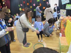 親子でお店屋さんごっこを楽しんでいるところ