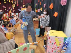 親子でお店屋さんごっこを楽しんでいるところ