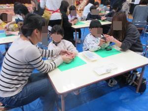 親子で陶芸教室に参加しているところ