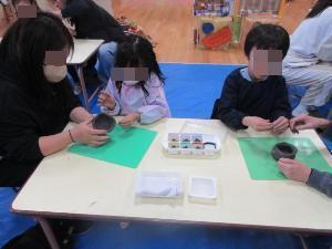 親子で陶芸教室に参加しているところ