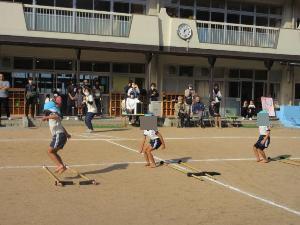 竹馬をジャンプしているところ