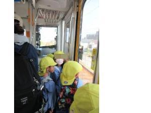 電車にのって景色をみている姿