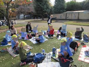 芝生でお弁当を食べているところ