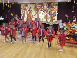 法被を着てダンスをしているところ