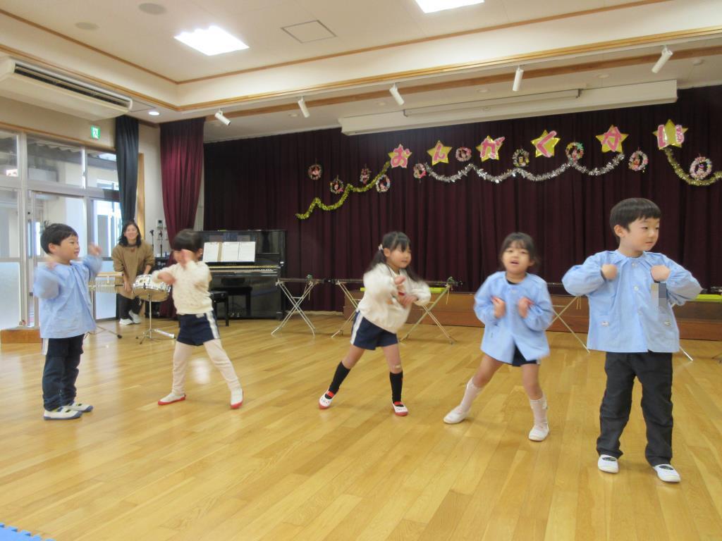 音楽に合わせて、ダンスを踊っている様子