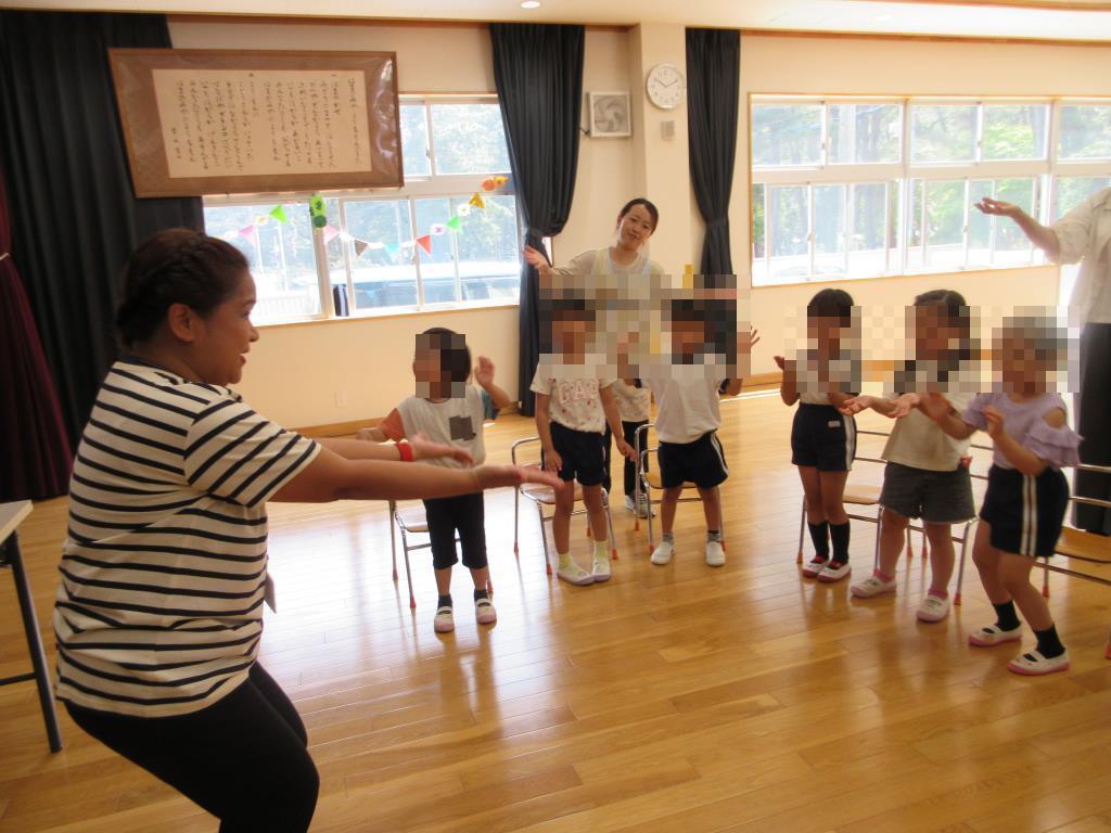 英語の曲に合わせて踊るこどもたちの様子