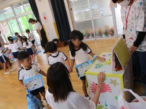 はまっこまつりで千本引きをしている幼児