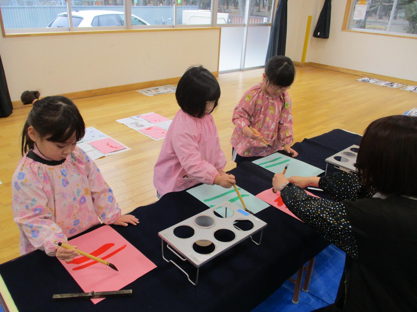 書き初めをする前に、水筆を使って遊んでいる様子。