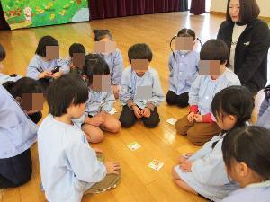 決勝戦を見守るこども