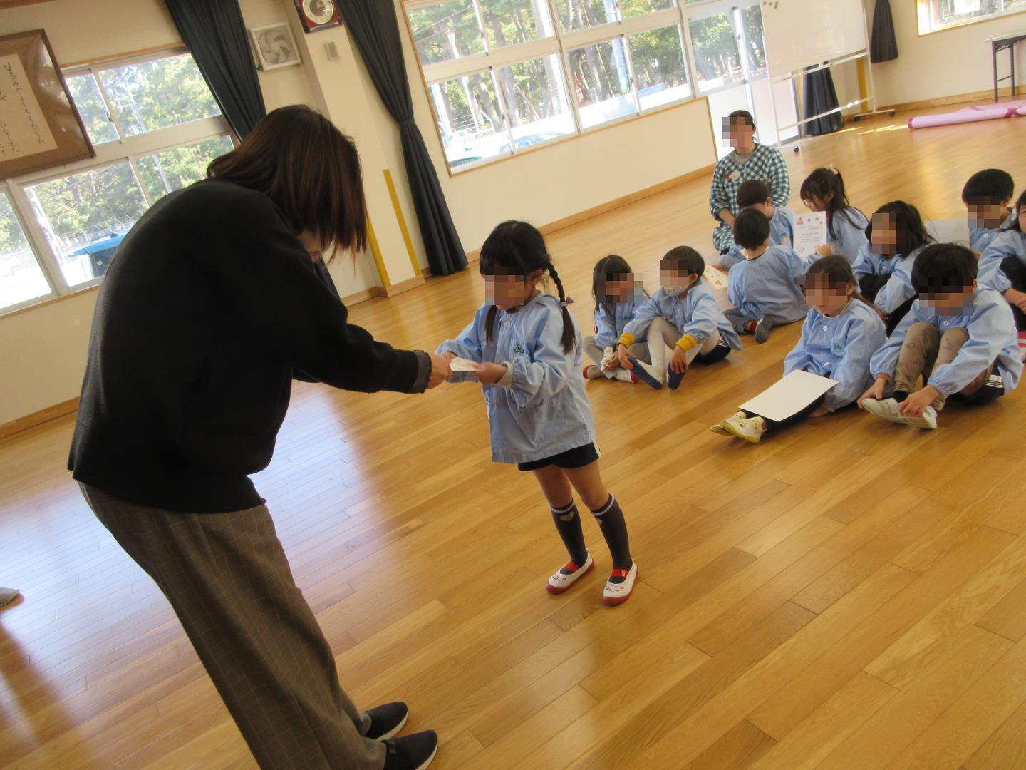 かるた大会の後、みんなで頑張り賞をもらっている様子