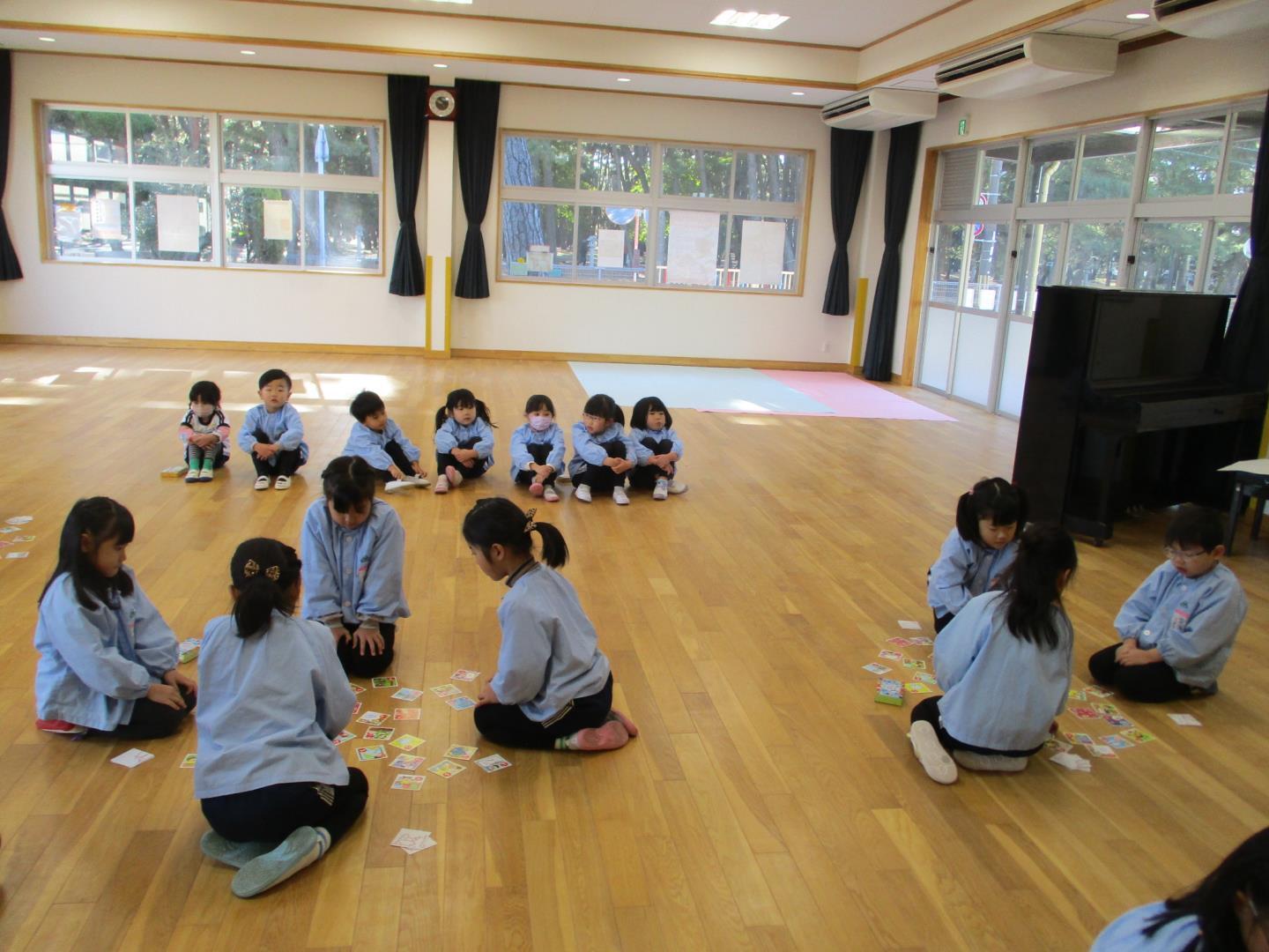 かるた大会で、友達と競い合ってかるた取りをしている様子。
