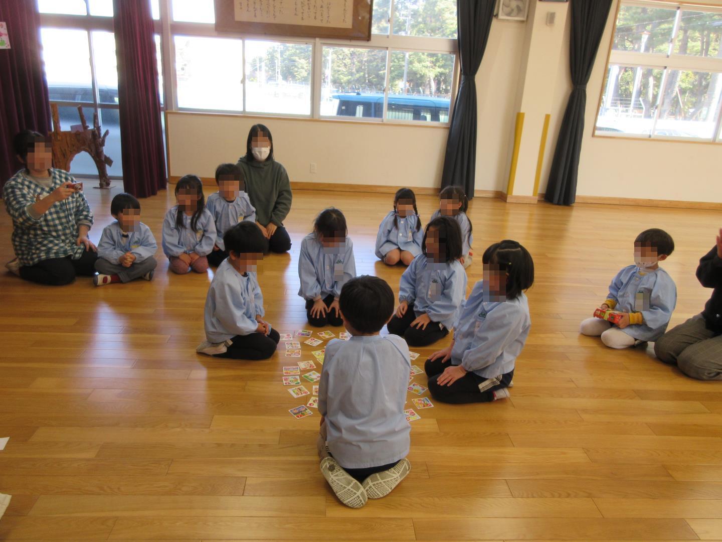 かるた大会で年長児がかるたを取ろうと真剣に見つめる様子