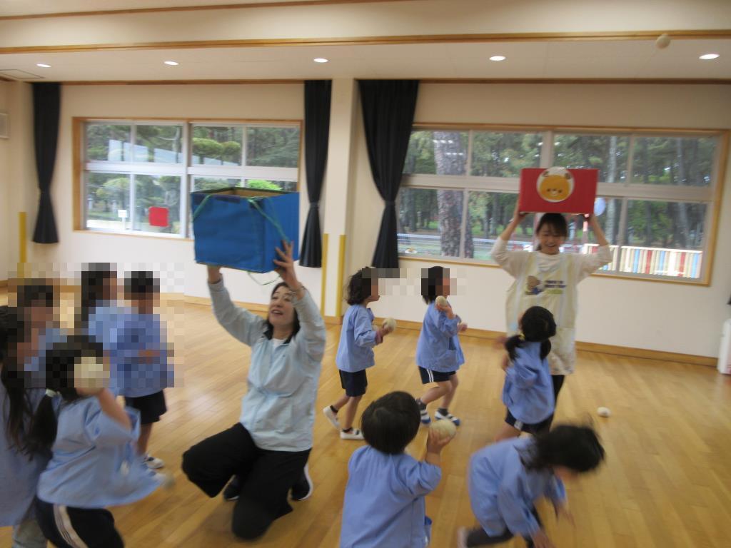 こどもたちが玉入れをする様子
