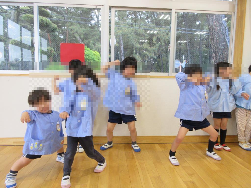 筋肉ポーズをする様子