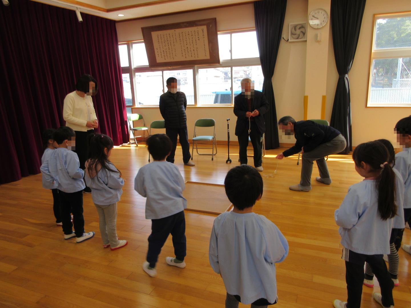 学校運営協議会の委員さんと一緒にコマ回しをしている様子
