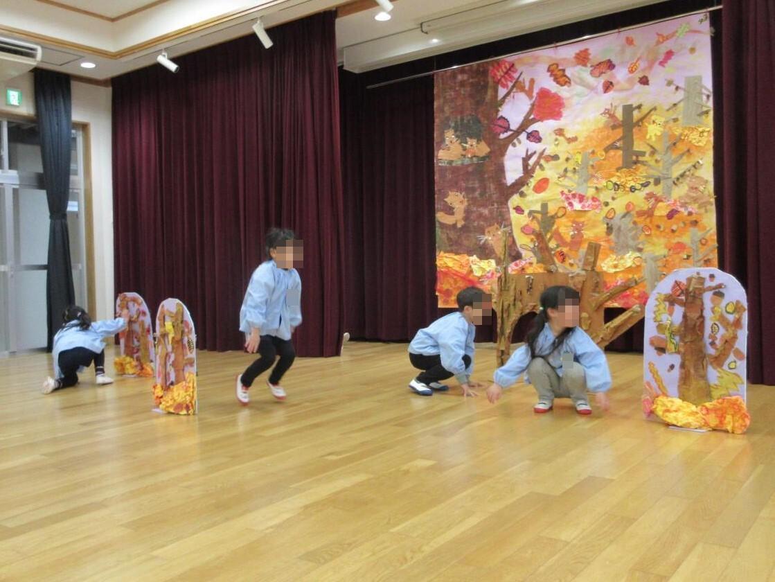 お話遊びで、リスになってどんぐり見つけをしている様子。