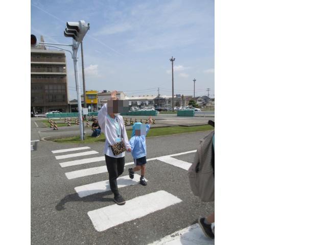 親子で横断歩道を歩く様子