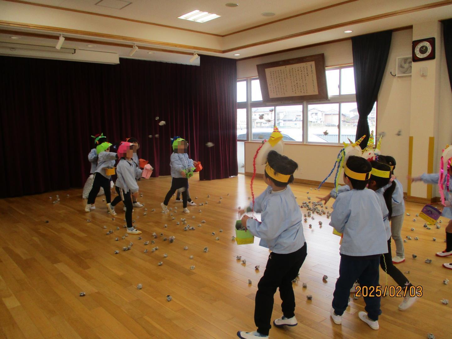 こども同士で鬼になって豆まきをしている様子
