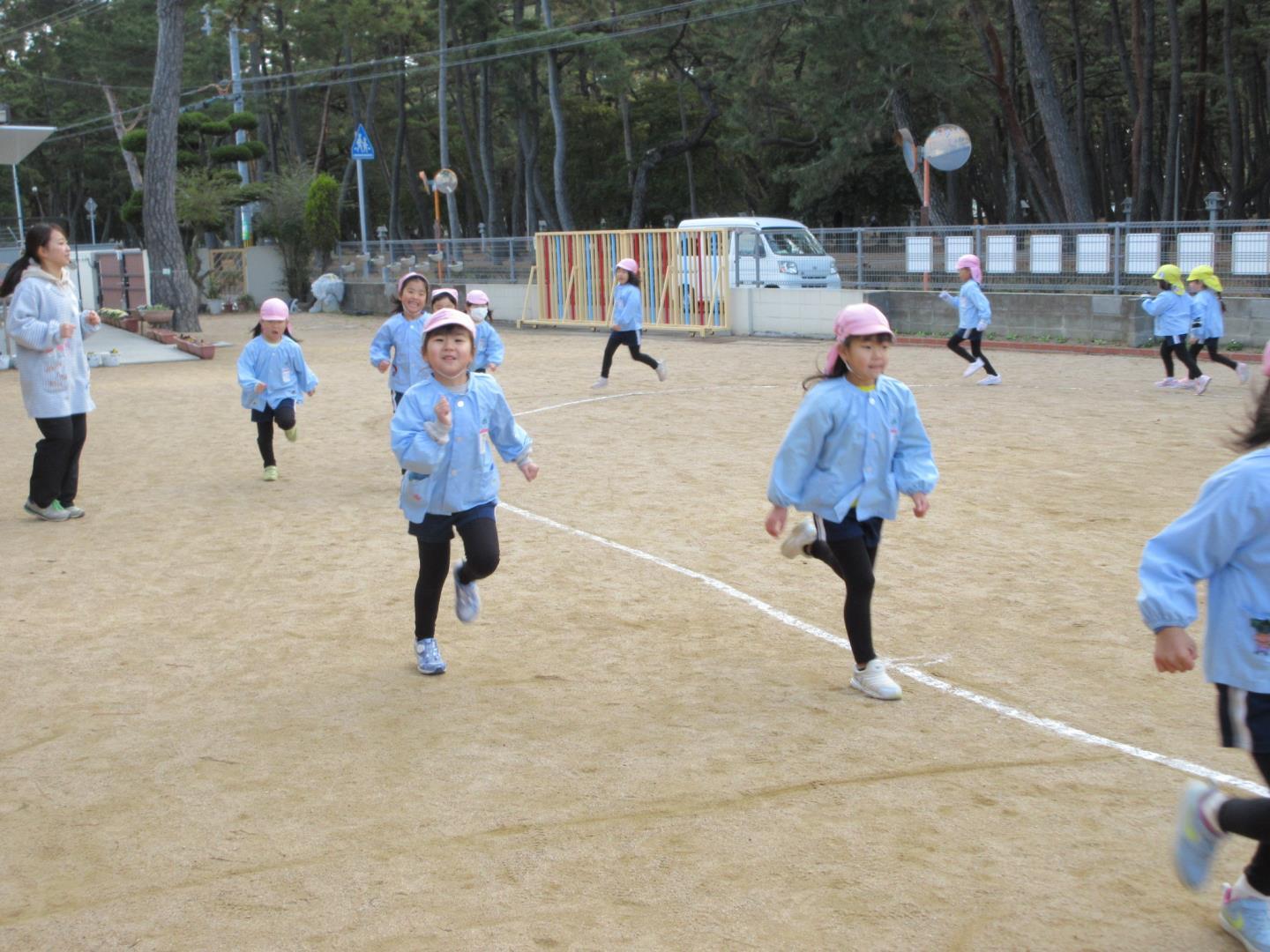 子ども達が毎日数分間、体力づくりのためにマラソンをしている様子。