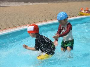 友達と水のかけあいをしているところ