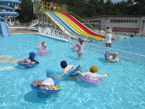 浮き輪で遊んでいるところ