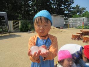 氷を持って遊んでいるところ