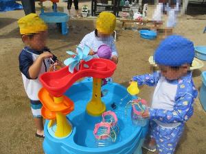 水をすくい、容器にいれているところ