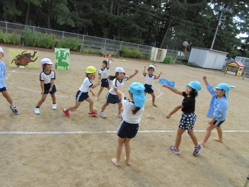 みんなでむしむしフェスティバルのダンスを踊っているところ。