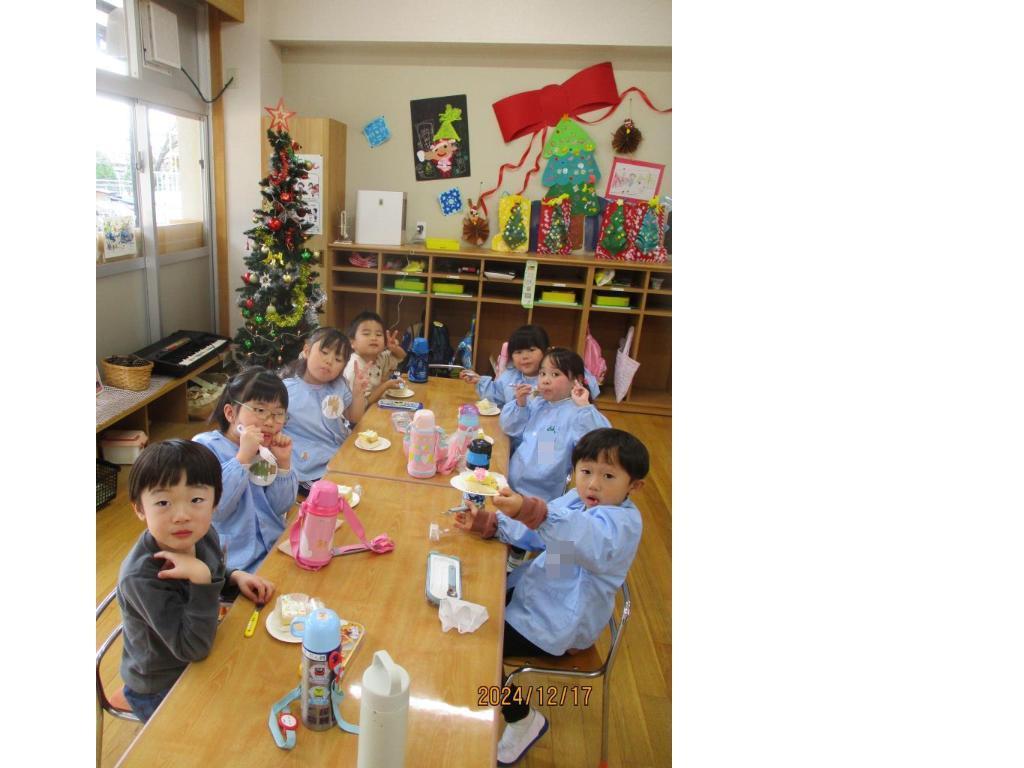 みんなでケーキを食べている様子