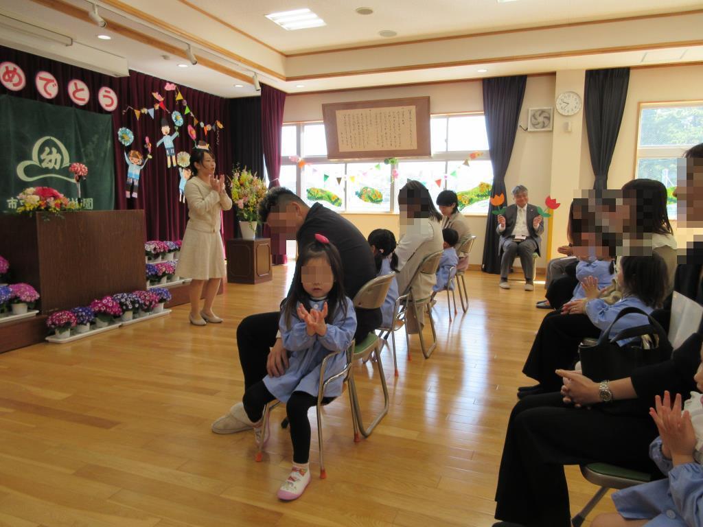入園式で歌をうたう様子