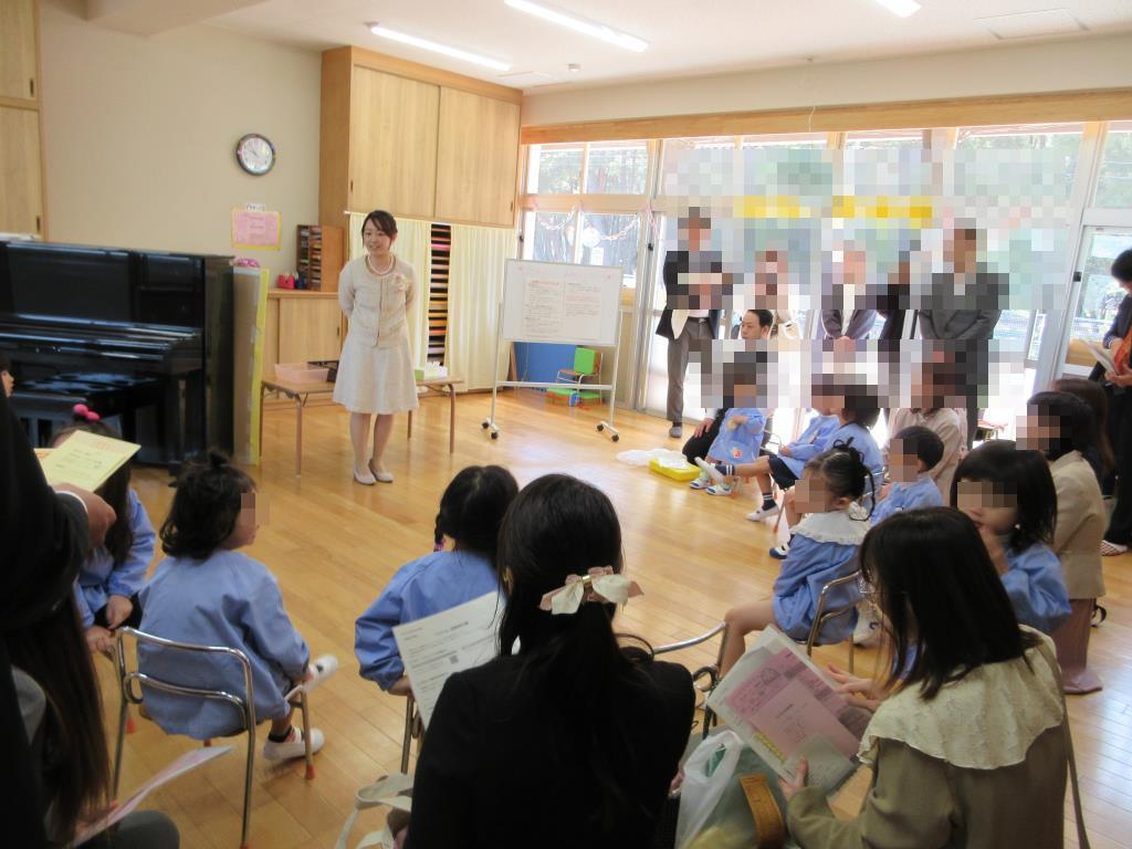 入園式後の担任挨拶を聞く様子