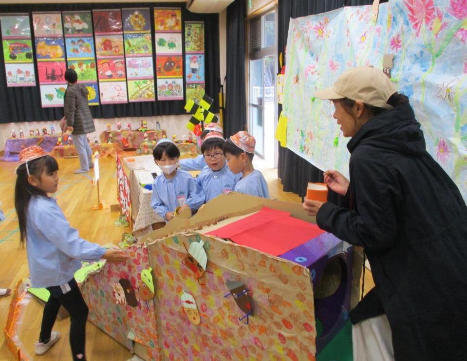 どんぐりゲーム屋さんの子ども達がおうちの方にゲームをしてもらっているところ。