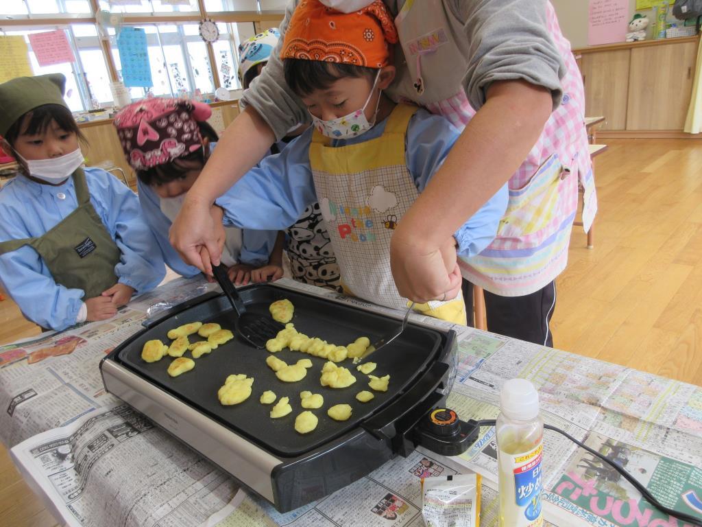 自分で作ったサツマイモもちをホットプレートで焼いている様子