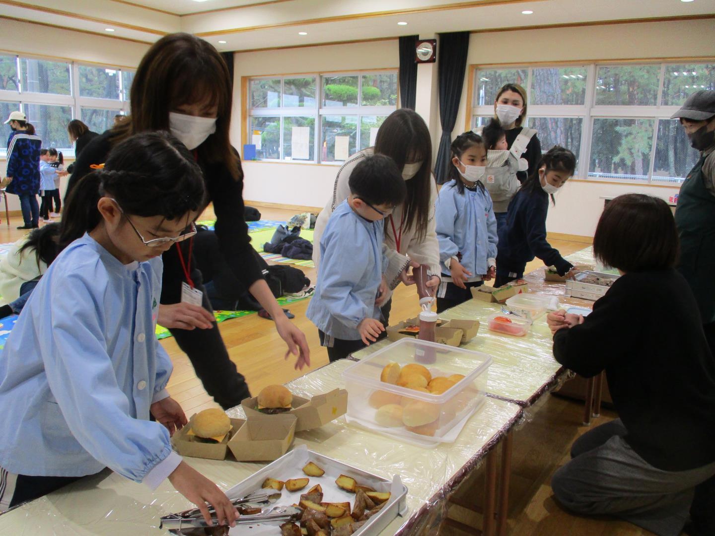 親子お別れ会で、ハンバーガーづくりをしているところ。