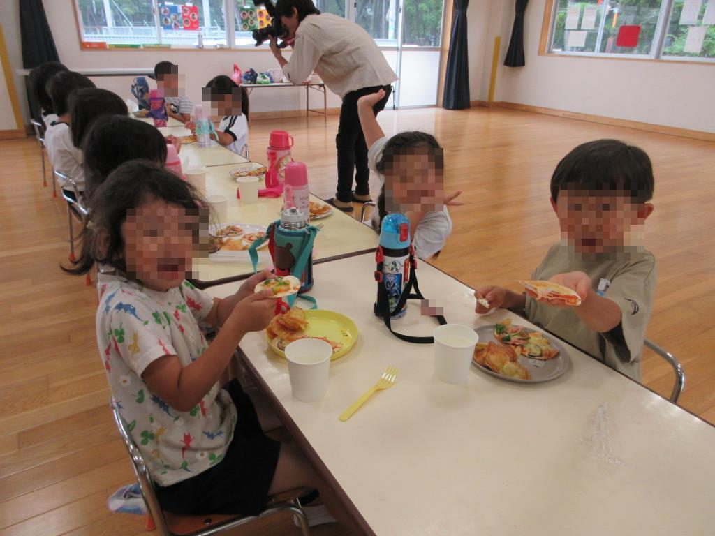 ピザをみんなで食べる